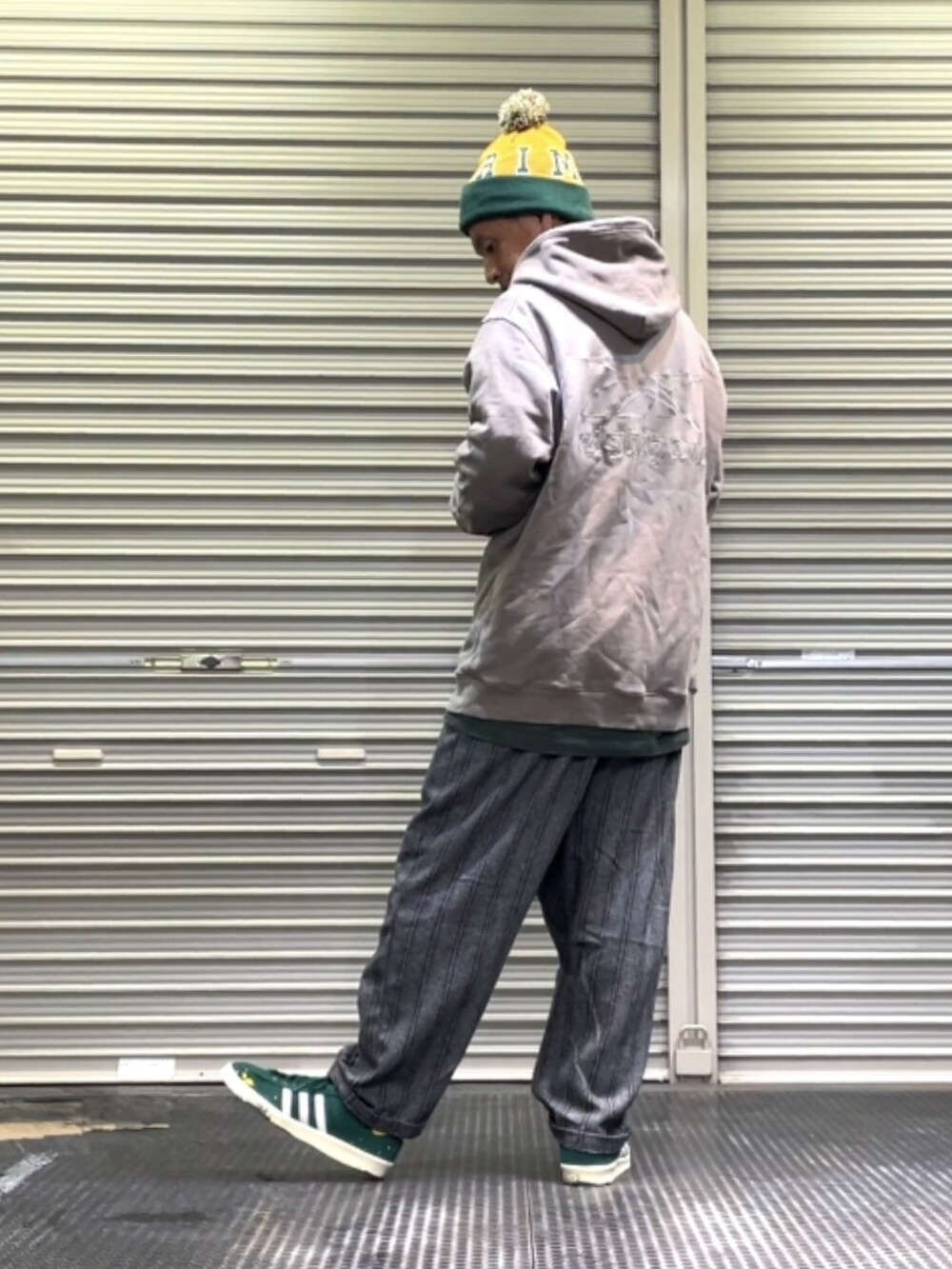 グリーン系のスニーカー、ブラック系のその他パンツ、ブラウン系のパーカーを着用したメンズの秋コーディネートの2枚目の写真