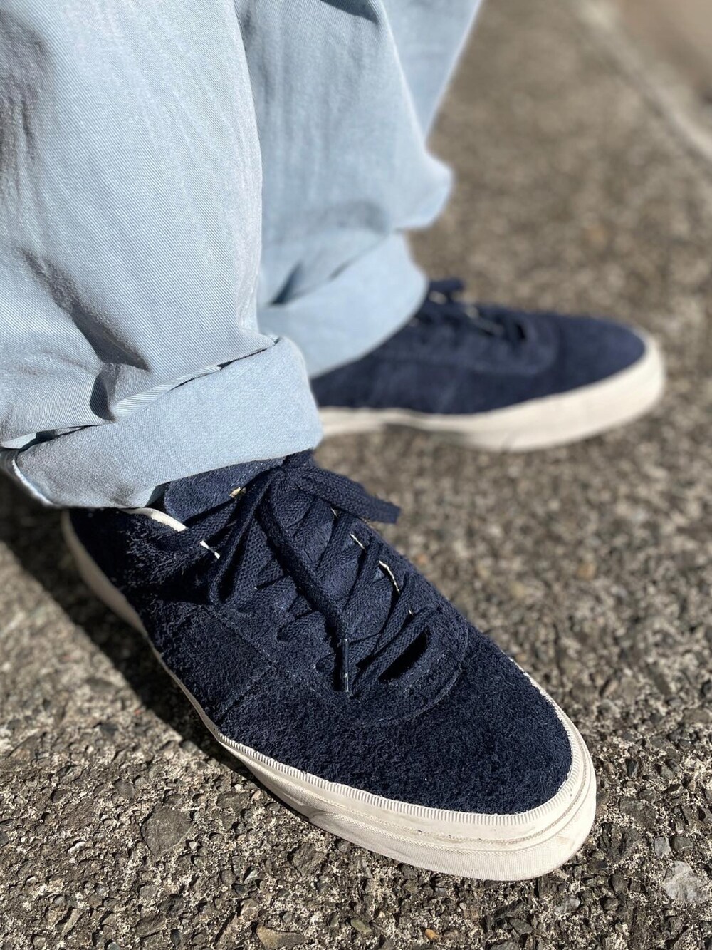 ブルー系のスニーカー、ブルー系のTシャツ/カットソー、ブルー系のハットを着用したメンズの春コーディネートの2枚目の写真