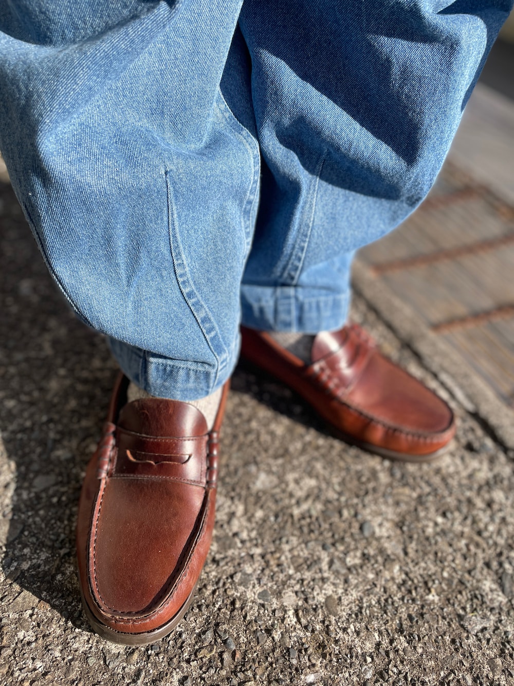 その他のシャツ/ブラウス、ブルー系のテーラードジャケット、ブルー系のデニムパンツを着用したメンズの春コーディネートの3枚目の写真