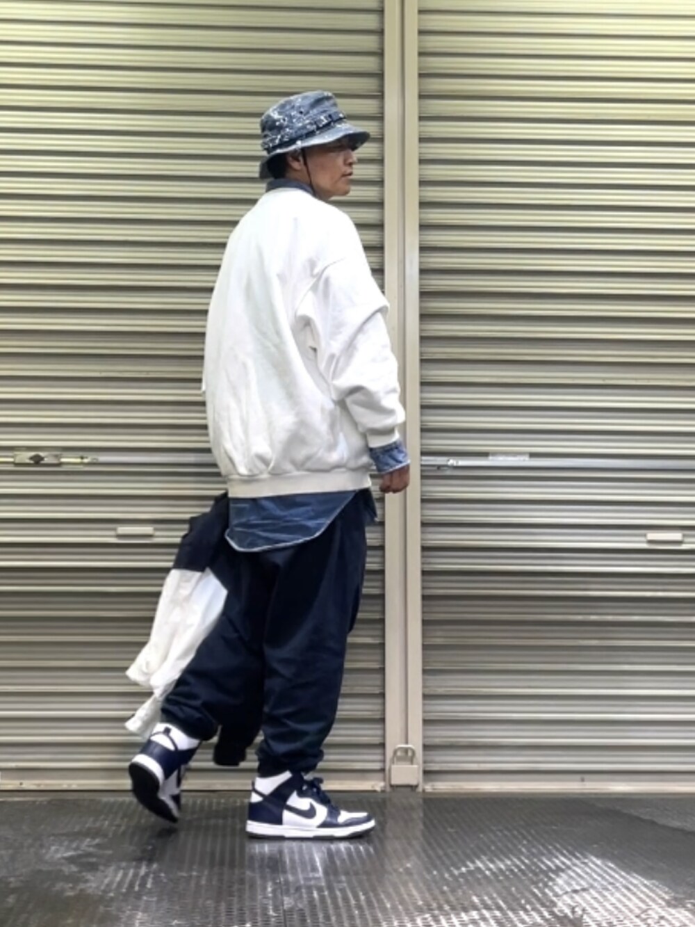 ブルー系のスニーカー、ブルー系のスウェットパンツ、その他のブルゾンを着用したメンズの冬コーディネートの2枚目の写真