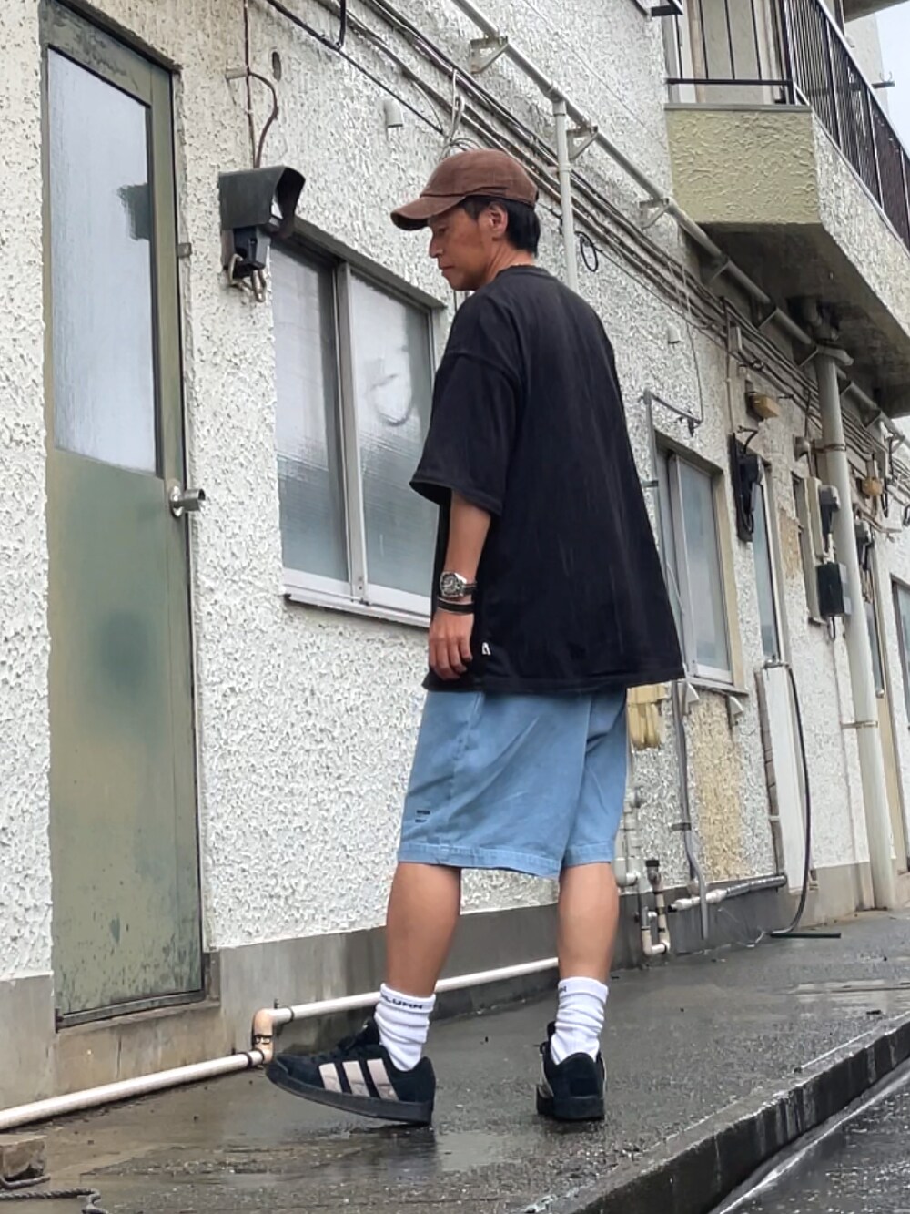 ブルー系のTシャツ/カットソー、ブルー系のその他パンツ、ブラック系のスニーカーを着用したメンズの秋コーディネートの2枚目の写真