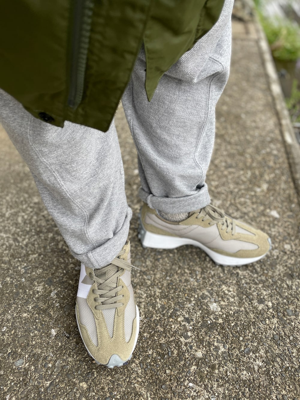 「NEW BALANCEの【別注】 ＜New Balance（ニューバランス）＞ MS327CS1/スニーカー（スニーカー、グリーン系）」を使った、クロ🐑さん（メンズ・168cm）の春コーディネートの5枚目の写真