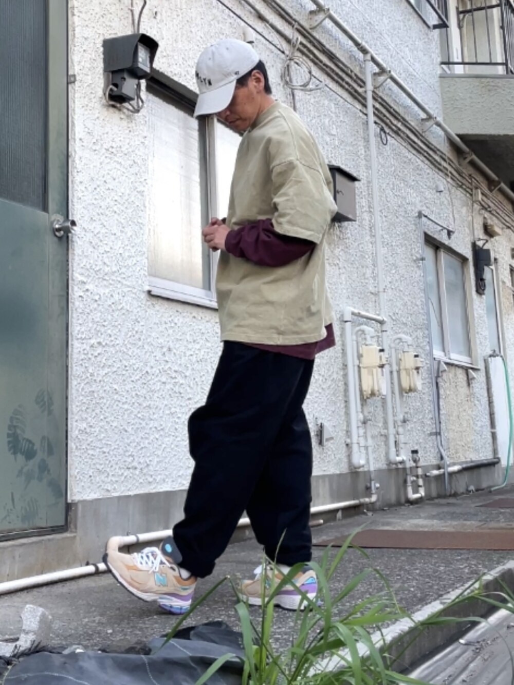 ベージュ系のスニーカー、ブラック系のその他パンツ、グリーン系のTシャツ/カットソーを着用したメンズの春コーディネートの4枚目の写真