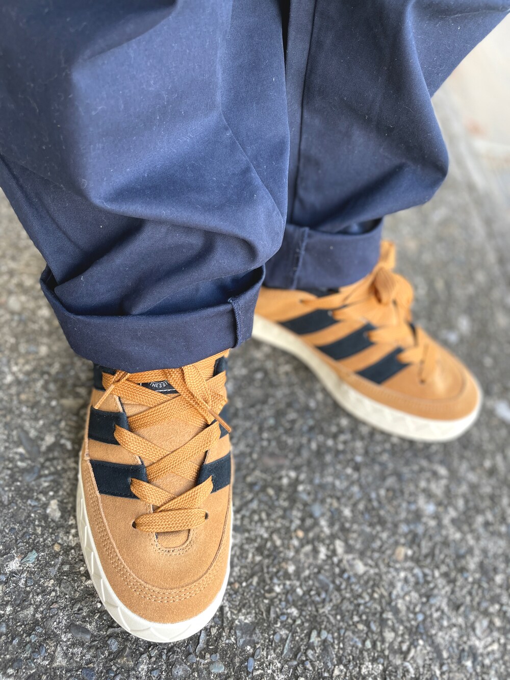 ブラウン系のスニーカー、ブルー系のその他パンツ、グレー系のTシャツ/カットソーを着用したメンズの秋コーディネートの3枚目の写真