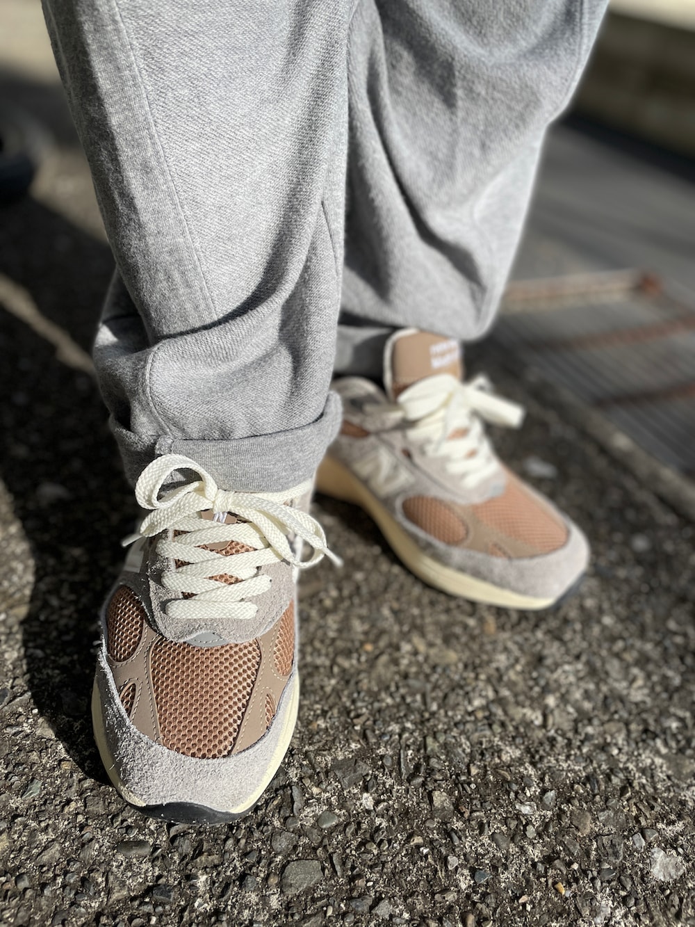 グレー系のスニーカー、グレー系のその他パンツ、ベージュ系のスウェットを着用したメンズの冬コーディネートの3枚目の写真