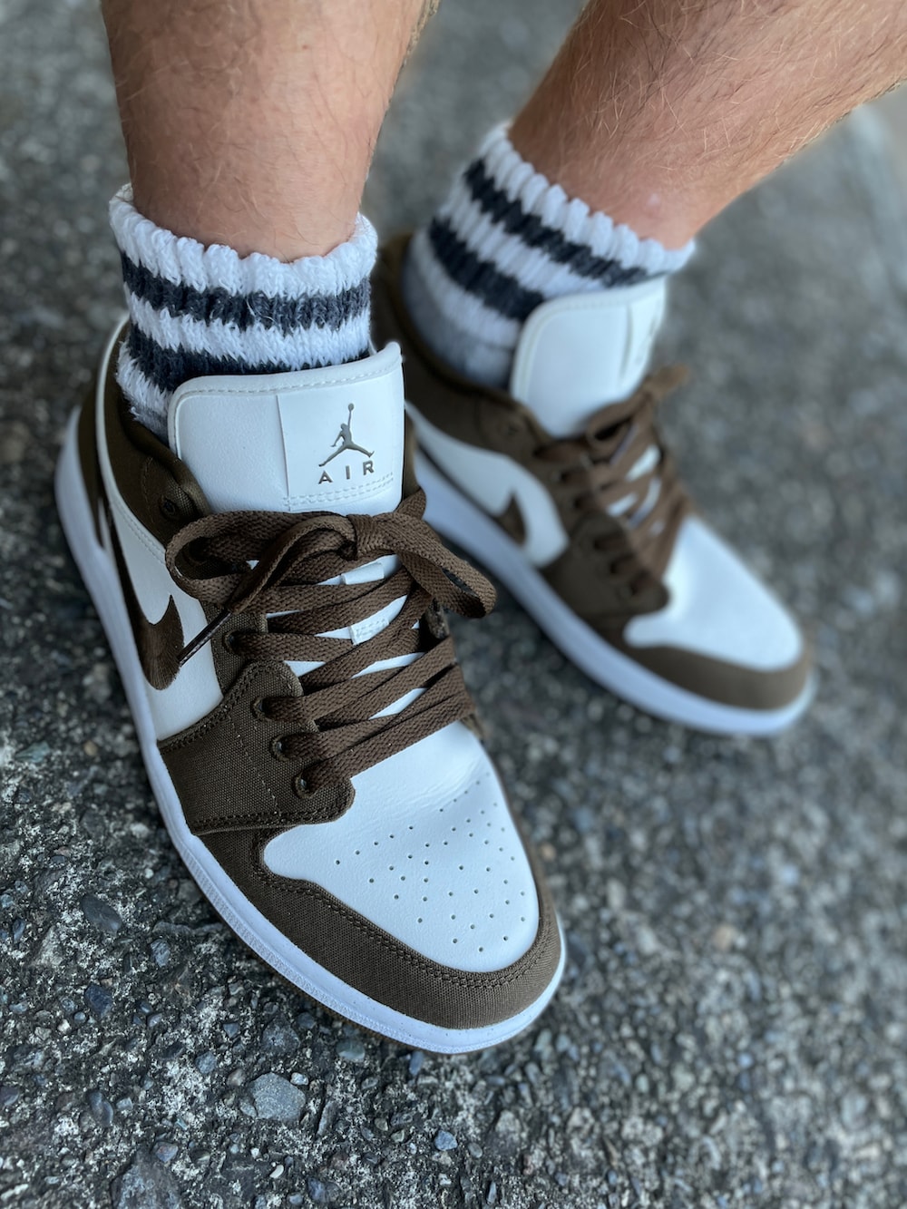 ブラウン系のスニーカー、グレー系のその他パンツ、ブラウン系のTシャツ/カットソーを着用したメンズの秋コーディネートの3枚目の写真