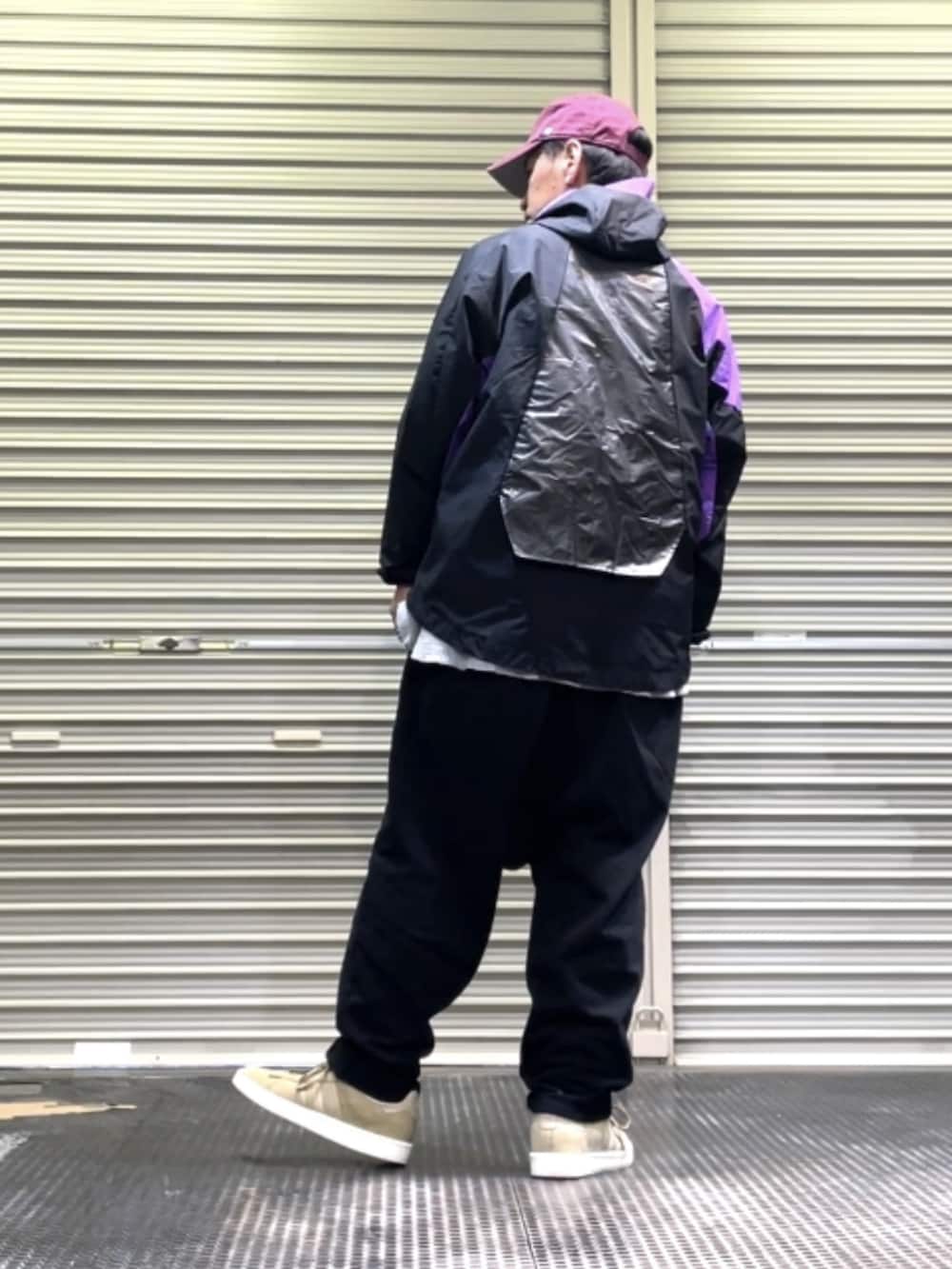 ベージュ系のスニーカー、ブラック系のその他パンツ、ブラック系のブルゾンを着用したメンズの秋コーディネートの2枚目の写真