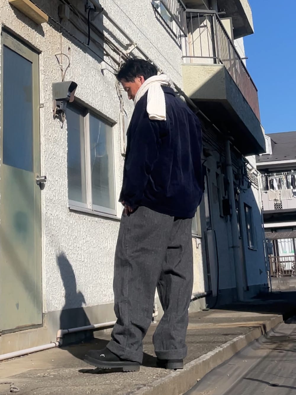 ブラック系のシャツ/ブラウス、ブルー系のジャケット/アウター、グレー系のパンツを着用したメンズの冬コーディネートの2枚目の写真