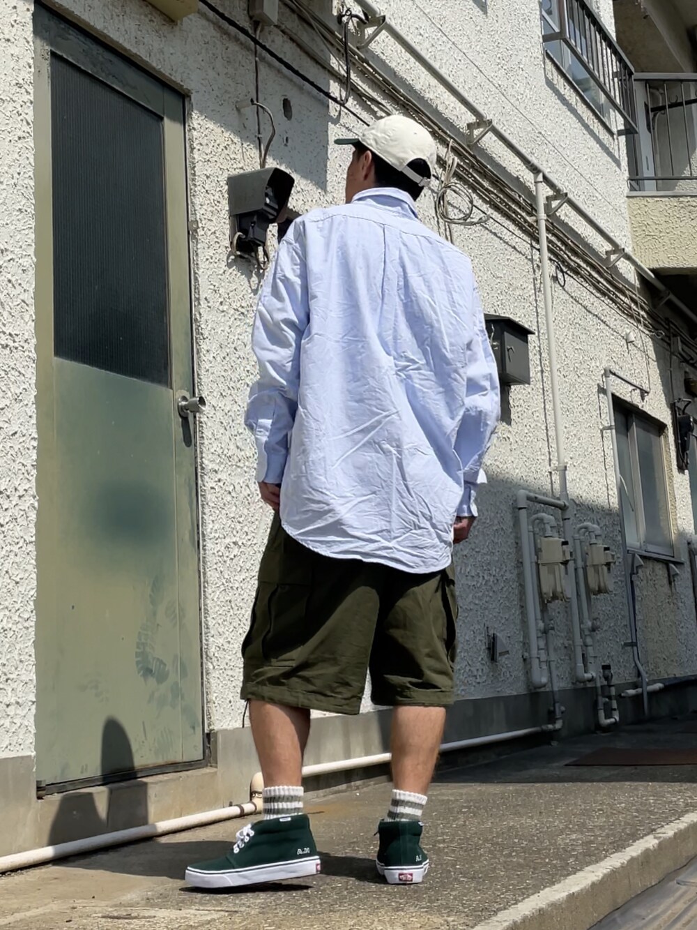 グリーン系のスニーカー、グリーン系のカーゴパンツ、その他のシャツ/ブラウスを着用したメンズの夏コーディネートの2枚目の写真