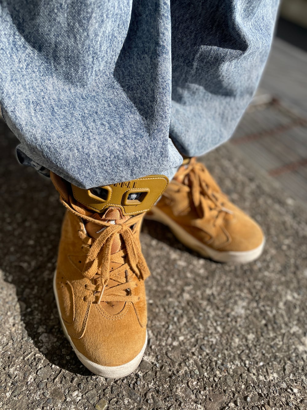 ブラウン系のスニーカー、ブルー系のデニムパンツ、イエロー系のニット/セーターを着用したメンズの春コーディネートの3枚目の写真