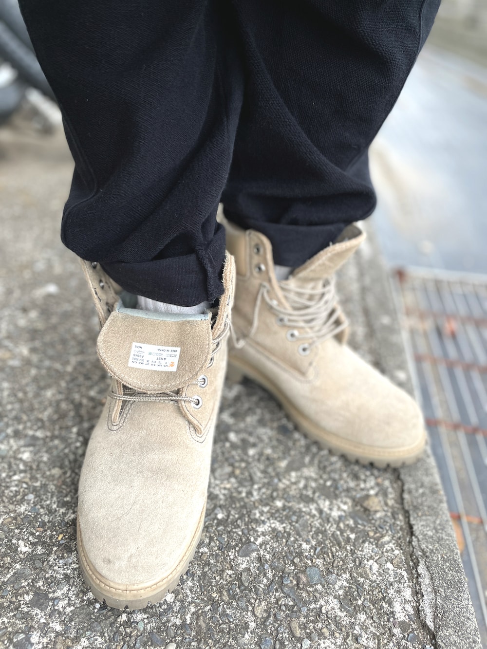 ブラック系のその他パンツ、ベージュ系のパーカー、ブラック系のジャケット/アウターを着用したメンズの秋コーディネートの3枚目の写真
