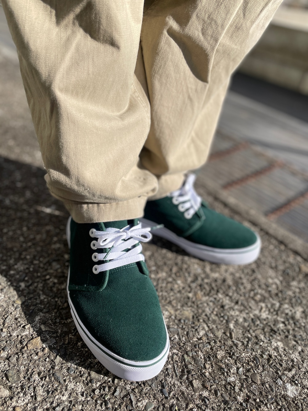 グリーン系のスニーカー、ベージュ系のチノパンツ、グリーン系のスウェットを着用したメンズの冬コーディネートの3枚目の写真