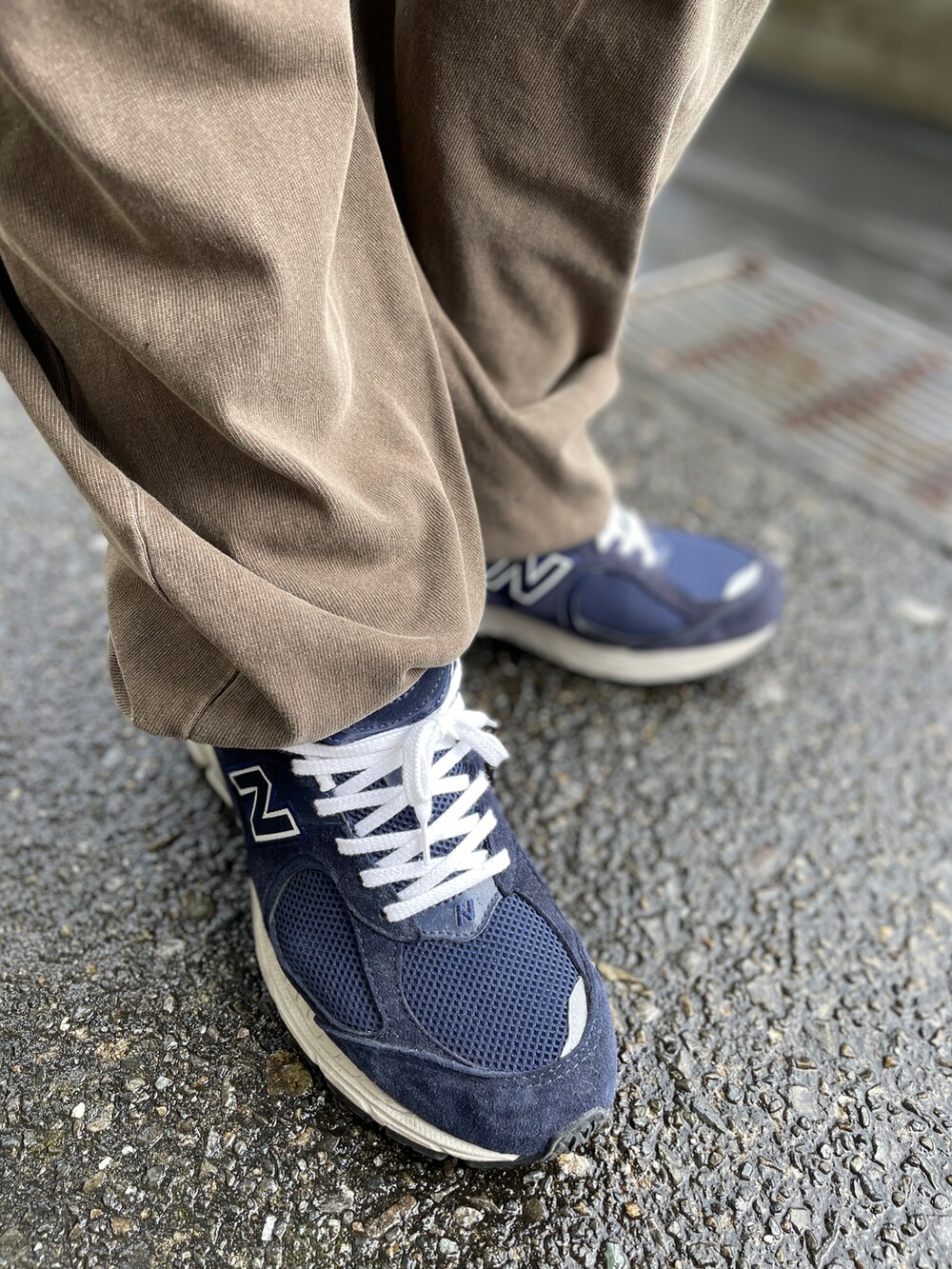 ブルー系のスニーカー、ブラウン系のその他パンツ、ブラウン系のパーカーを着用したメンズの秋コーディネートの3枚目の写真