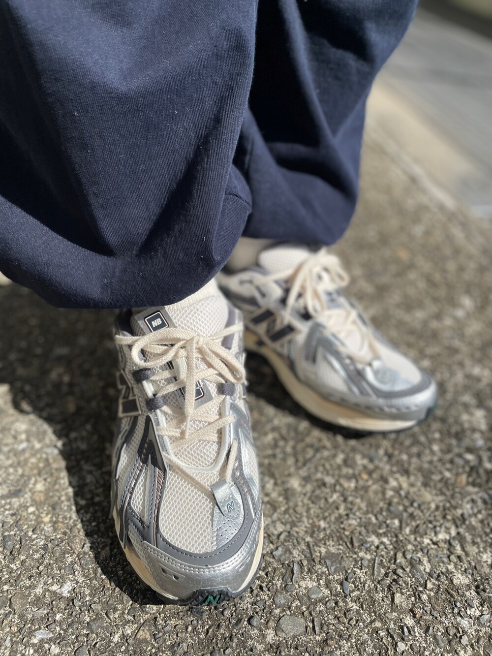 ホワイト系のスニーカー、ブルー系のその他パンツ、ブルー系のシャツ/ブラウスを着用したメンズの夏コーディネートの3枚目の写真