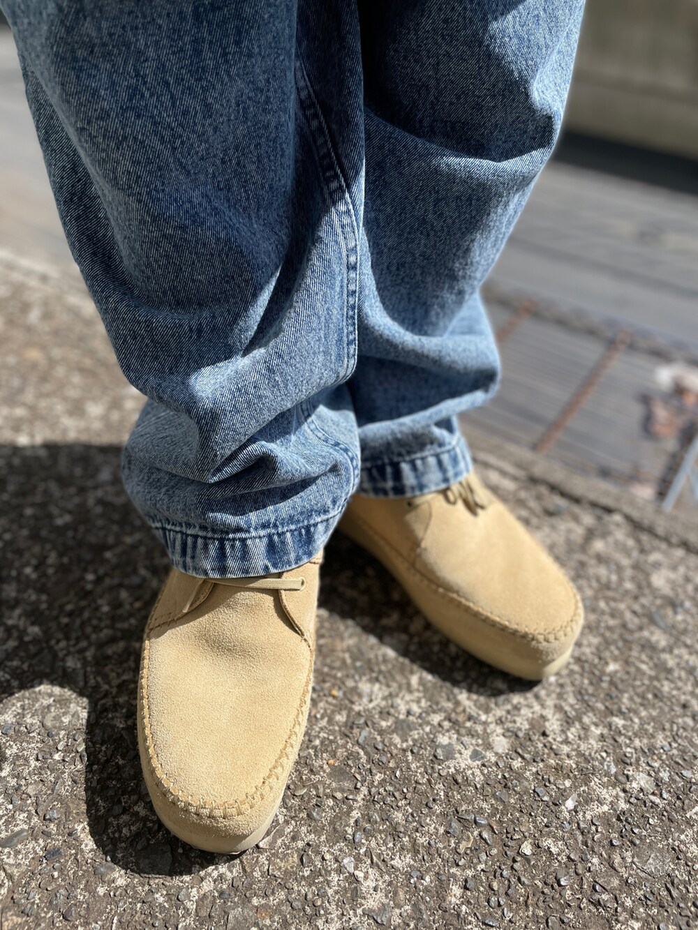 ベージュ系のモカシン/デッキシューズ、ブルー系のデニムパンツ、ブルー系のTシャツ/カットソーを着用したメンズの春コーディネートの3枚目の写真