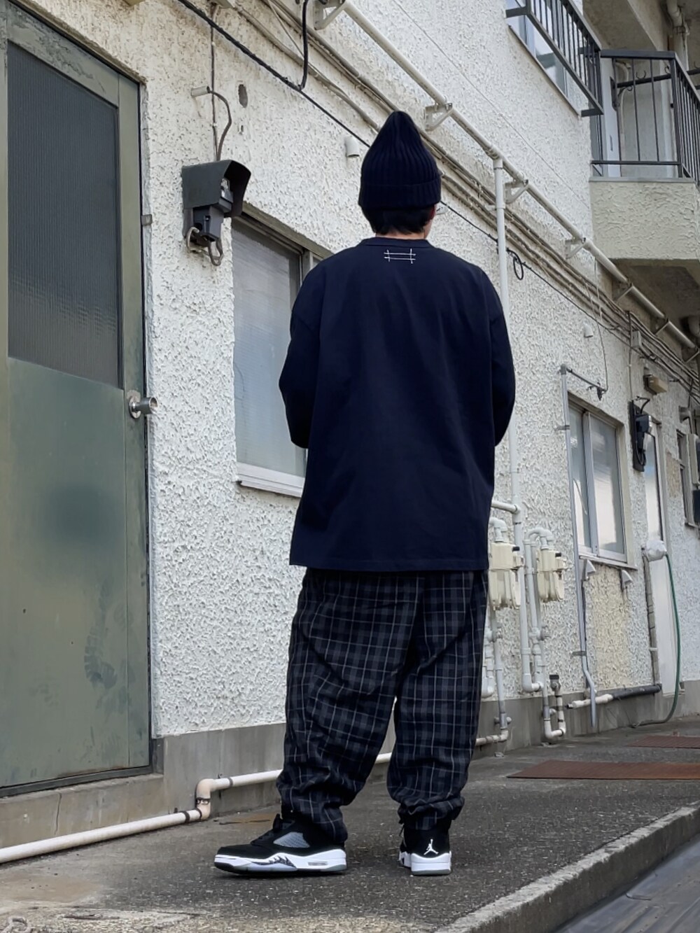 ブラック系のスニーカー、グレー系のその他パンツ、ブルー系のTシャツ/カットソーを着用したメンズの秋コーディネートの2枚目の写真
