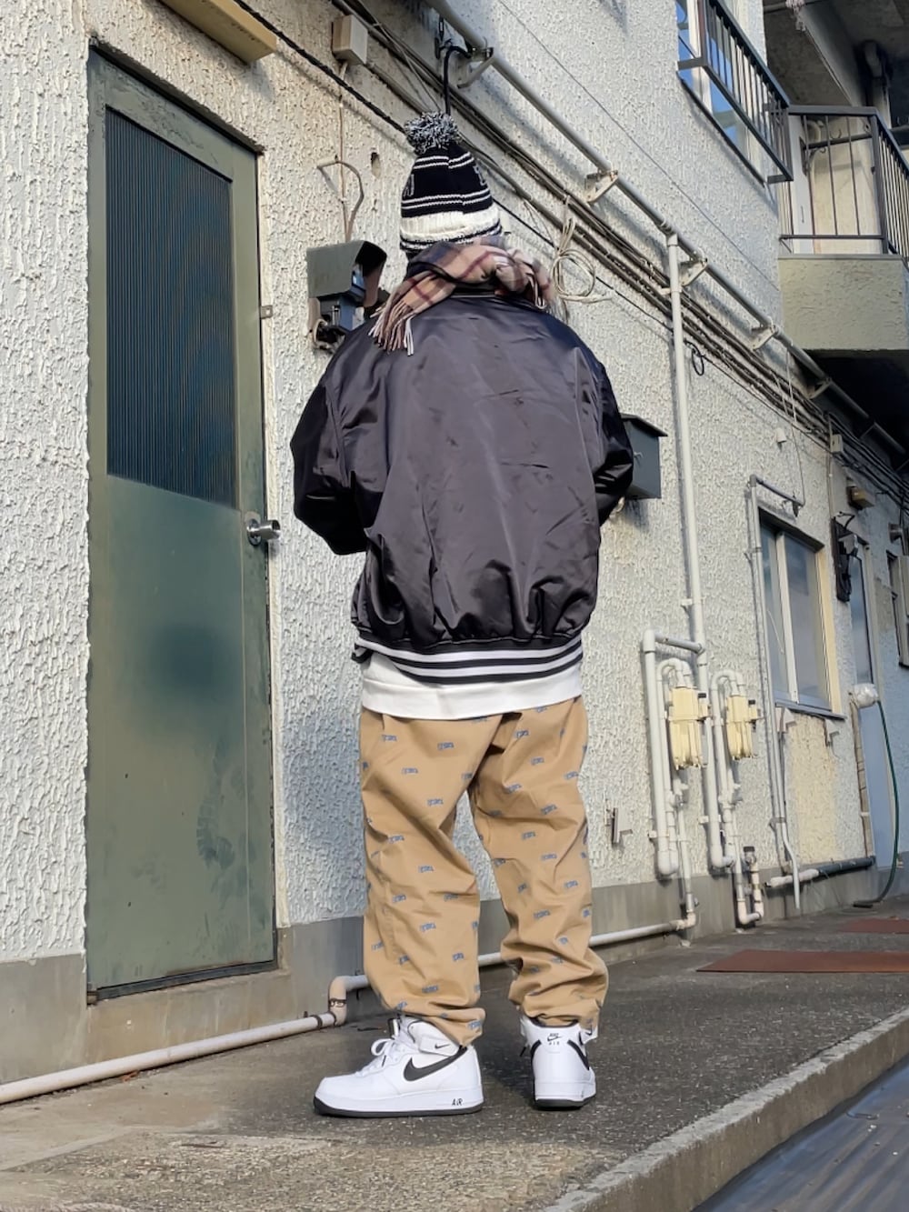 「NIKEのナイキ エア フォース 1 MID ‘07 メンズシューズ / Nike Air Force 1 Mid '07Men's Shoes＜24-30cm 展開＞（スニーカー、ホワイト系）」を使った、クロ🐑さん（メンズ・168cm）の冬コーディネートの2枚目の写真