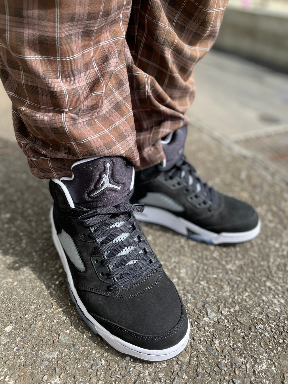 ブラック系のスニーカー、ブラウン系のその他パンツ、ブラック系のTシャツ/カットソーを着用したメンズの春コーディネートの3枚目の写真