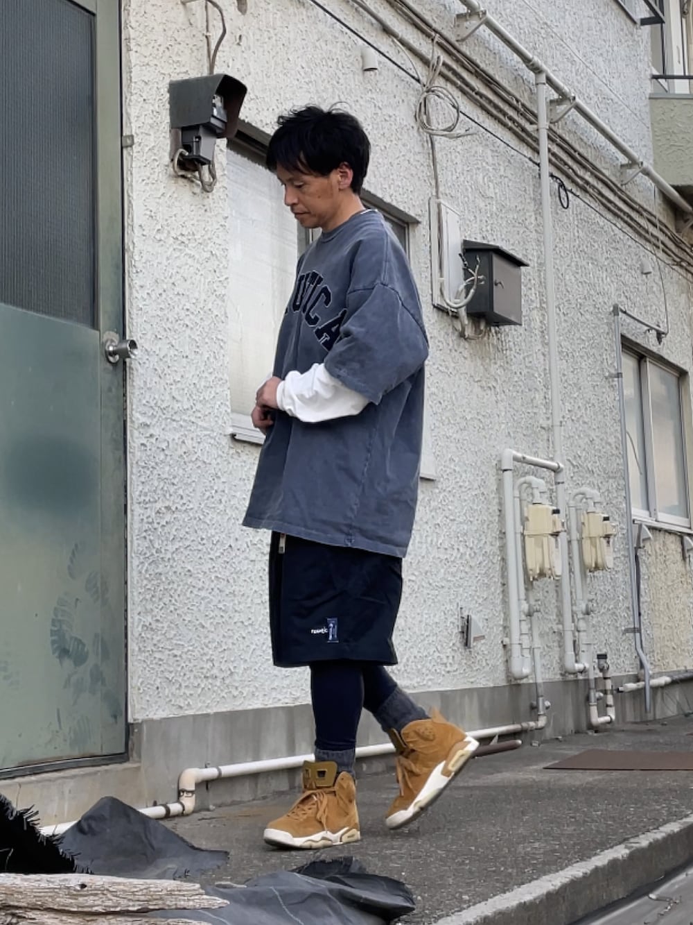 ブラウン系のスニーカー、ブルー系のその他パンツ、ブルー系のTシャツ/カットソーを着用したメンズの春コーディネートの2枚目の写真