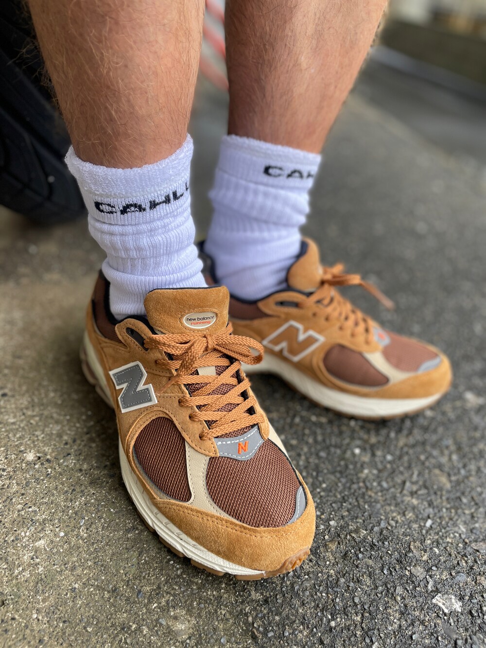 ブラウン系のスニーカー、ブルー系のその他パンツ、グリーン系のTシャツ/カットソーを着用したメンズの秋コーディネートの3枚目の写真