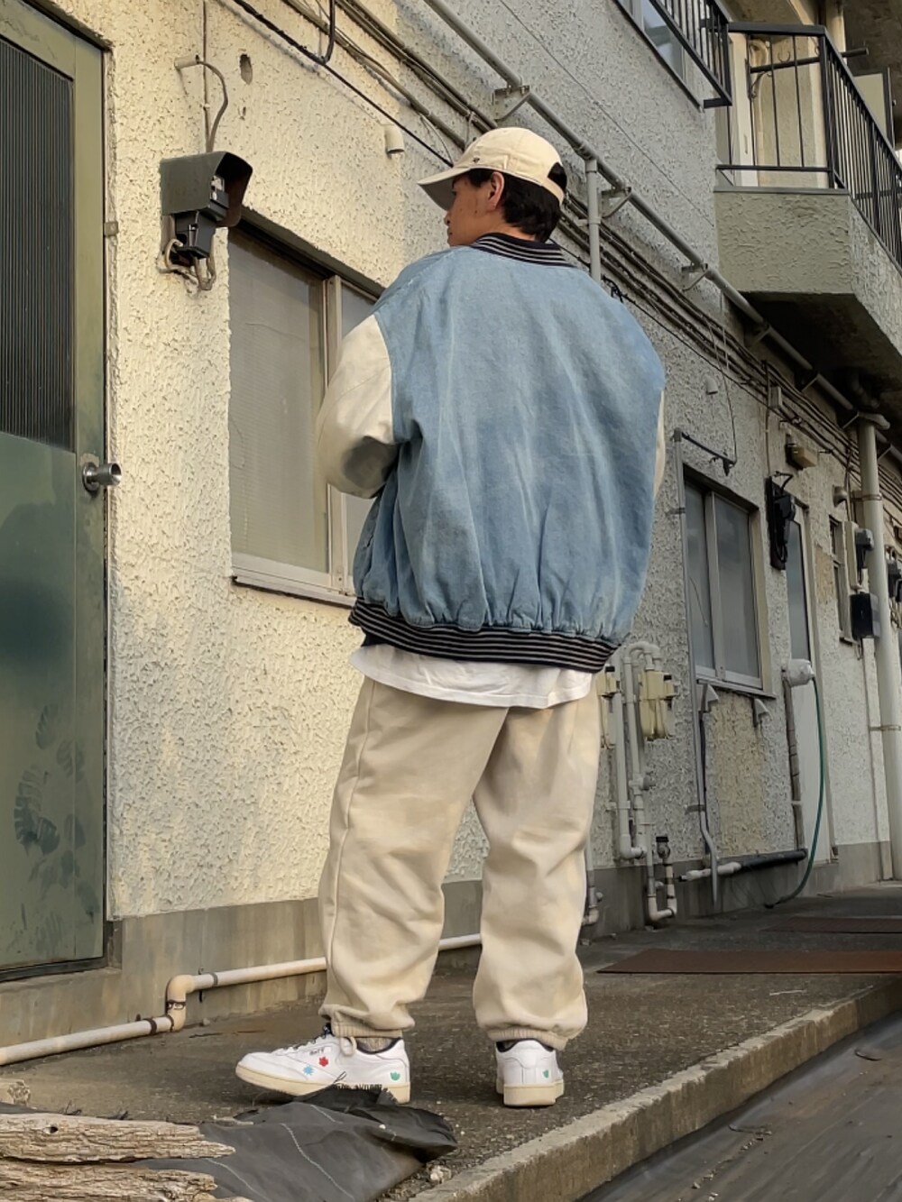 ホワイト系のスニーカー、ホワイト系のスウェットパンツ、ブルー系のスウェットを着用したメンズの春コーディネートの2枚目の写真