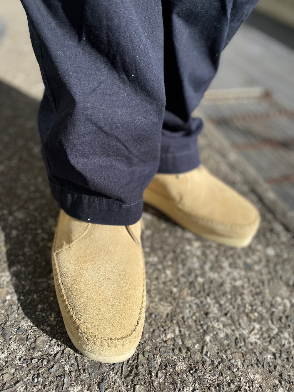 ベージュ系のモカシン/デッキシューズ、ブルー系のカーゴパンツ、グリーン系のパーカーを着用したメンズの春コーディネートの3枚目の写真