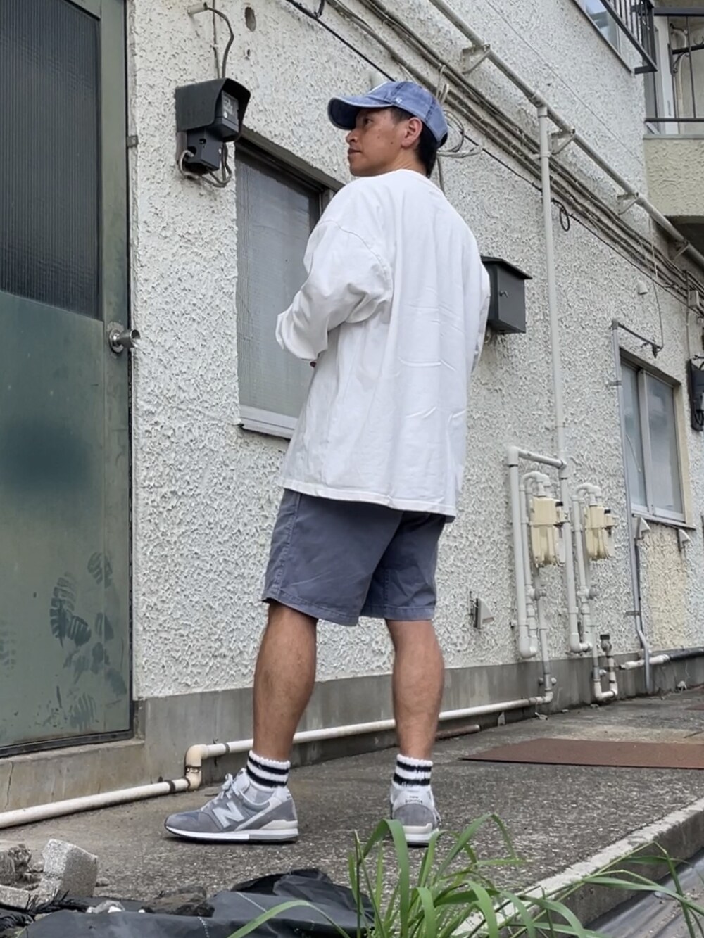 グレー系のスニーカー、ブルー系のその他パンツ、ホワイト系のTシャツ/カットソーを着用したメンズの春コーディネートの3枚目の写真