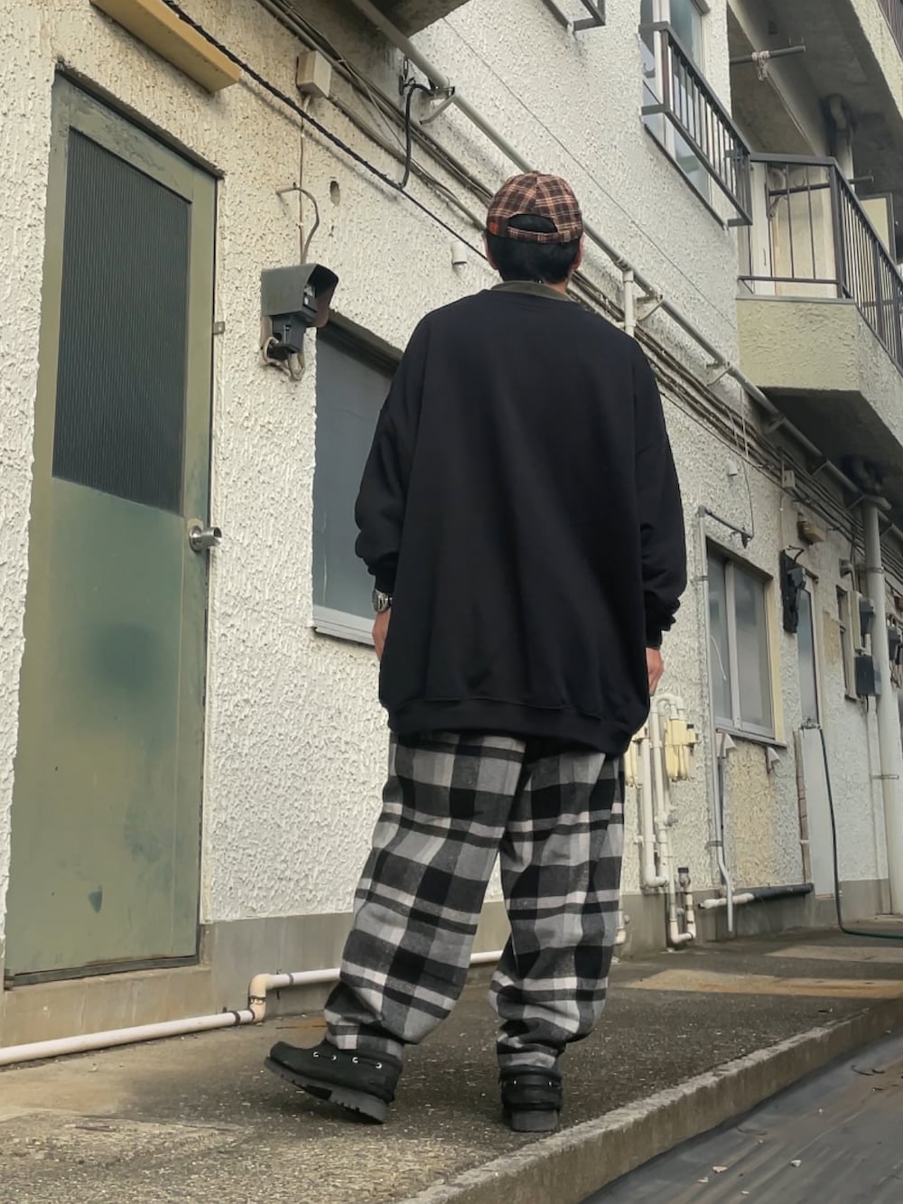 ブラック系のその他シューズ、グレー系のパンツ、ブラック系のスウェットを着用したメンズの秋コーディネートの2枚目の写真
