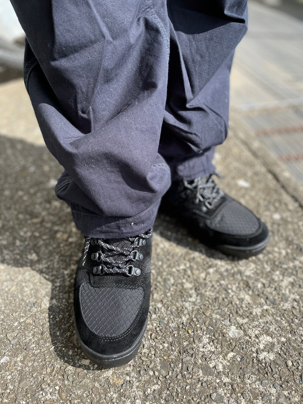 ブラック系のスニーカー、ブルー系のその他パンツ、グレー系のTシャツ/カットソーを着用したメンズの夏コーディネートの3枚目の写真