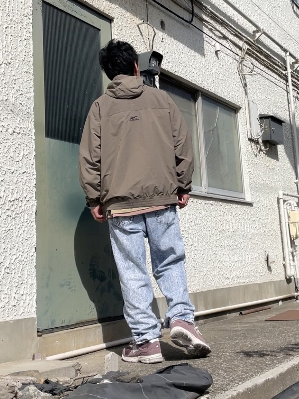 「NEW BALANCEのM2002R（スニーカー、ブラウン系）」を使った、クロ🐑さん（メンズ・168cm）の春コーディネートの2枚目の写真