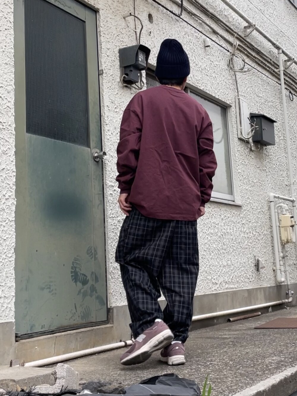 ブラウン系のスニーカー、グレー系のその他パンツ、レッド系のスウェットを着用したメンズの春コーディネートの3枚目の写真