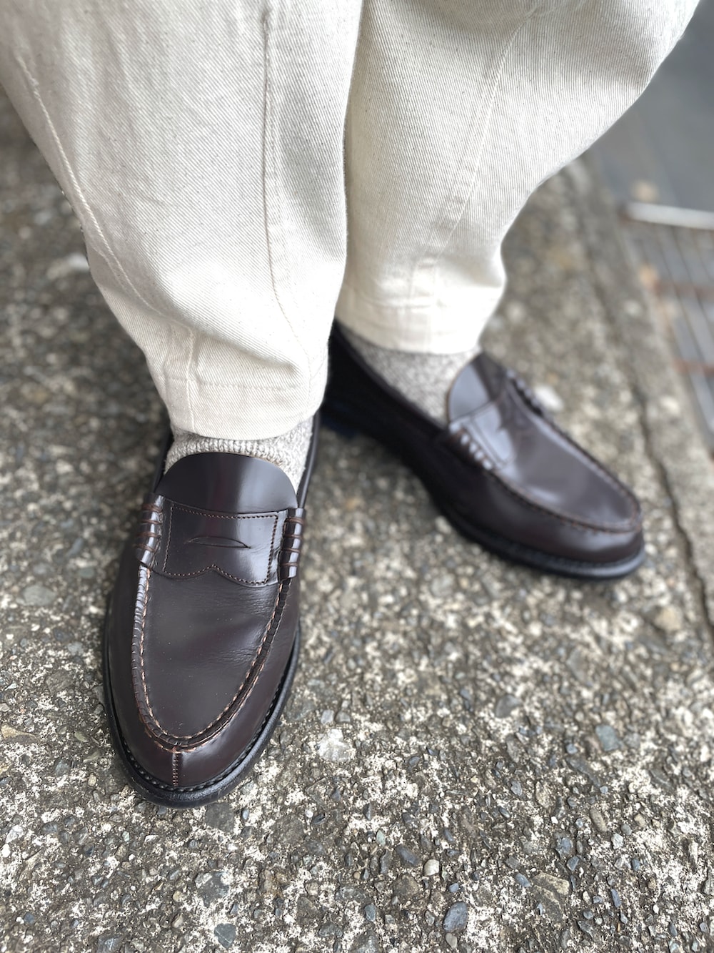 ブルー系のデニムジャケット、ブラウン系のローファー、ホワイト系のデニムパンツを着用したメンズの春コーディネートの3枚目の写真