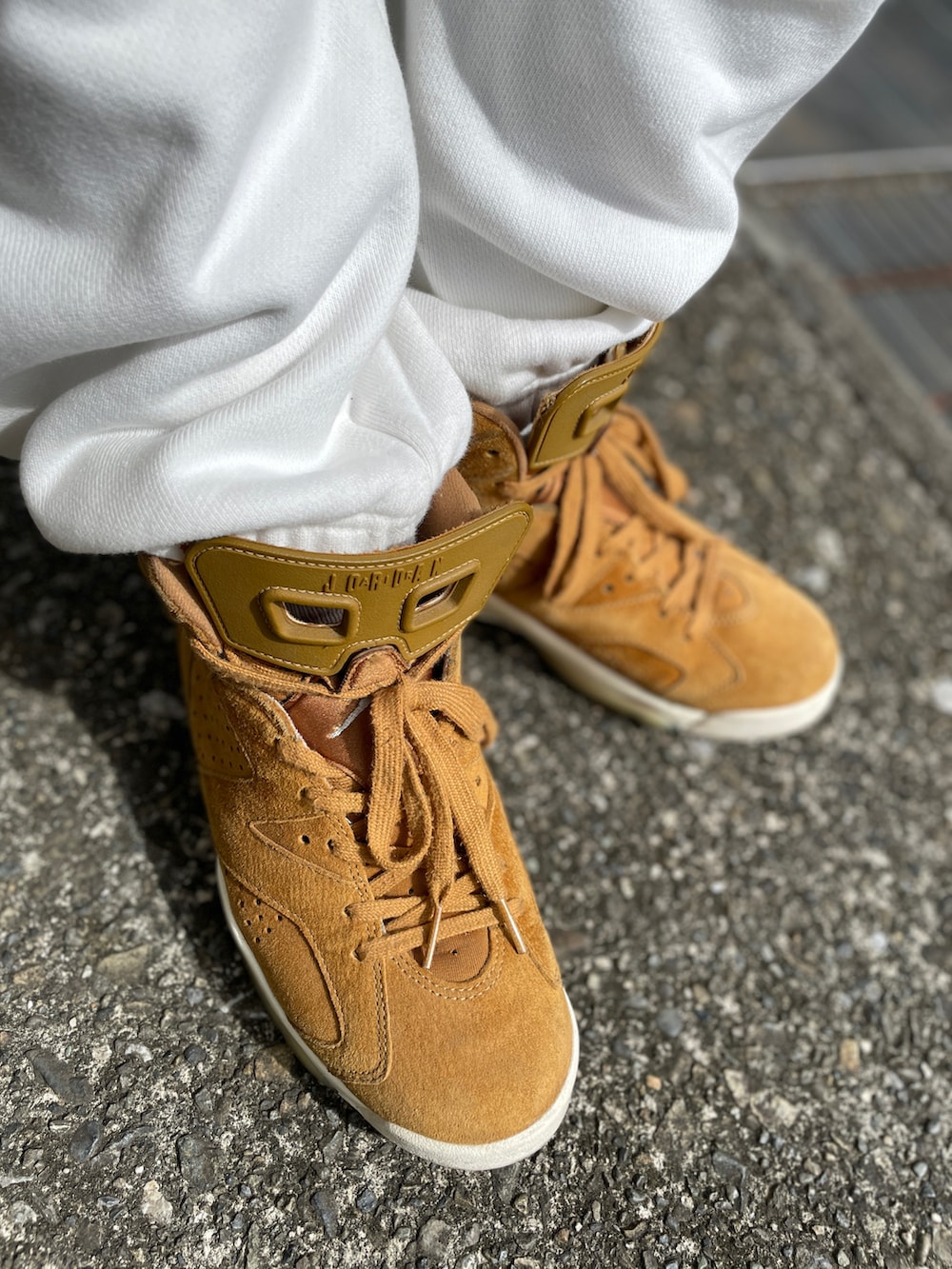 ブラウン系のスニーカー、ホワイト系のその他パンツ、グリーン系のTシャツ/カットソーを着用したメンズの秋コーディネートの3枚目の写真