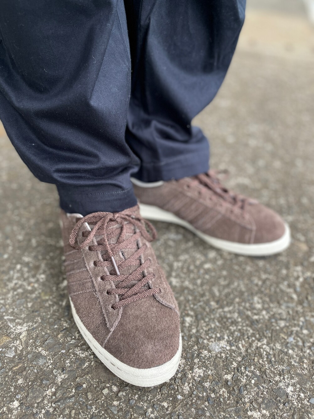 ブラウン系のスニーカー、ブルー系のその他パンツ、ホワイト系のスウェットを着用したメンズの春コーディネートの3枚目の写真