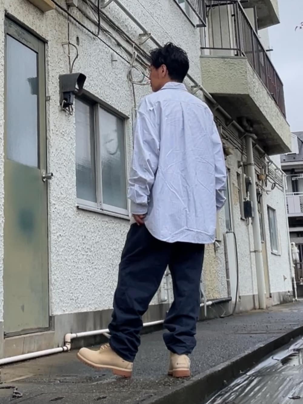 ブルー系のチノパンツ、その他のシャツ/ブラウス、ベージュ系のブーツを着用したメンズの夏コーディネートの2枚目の写真