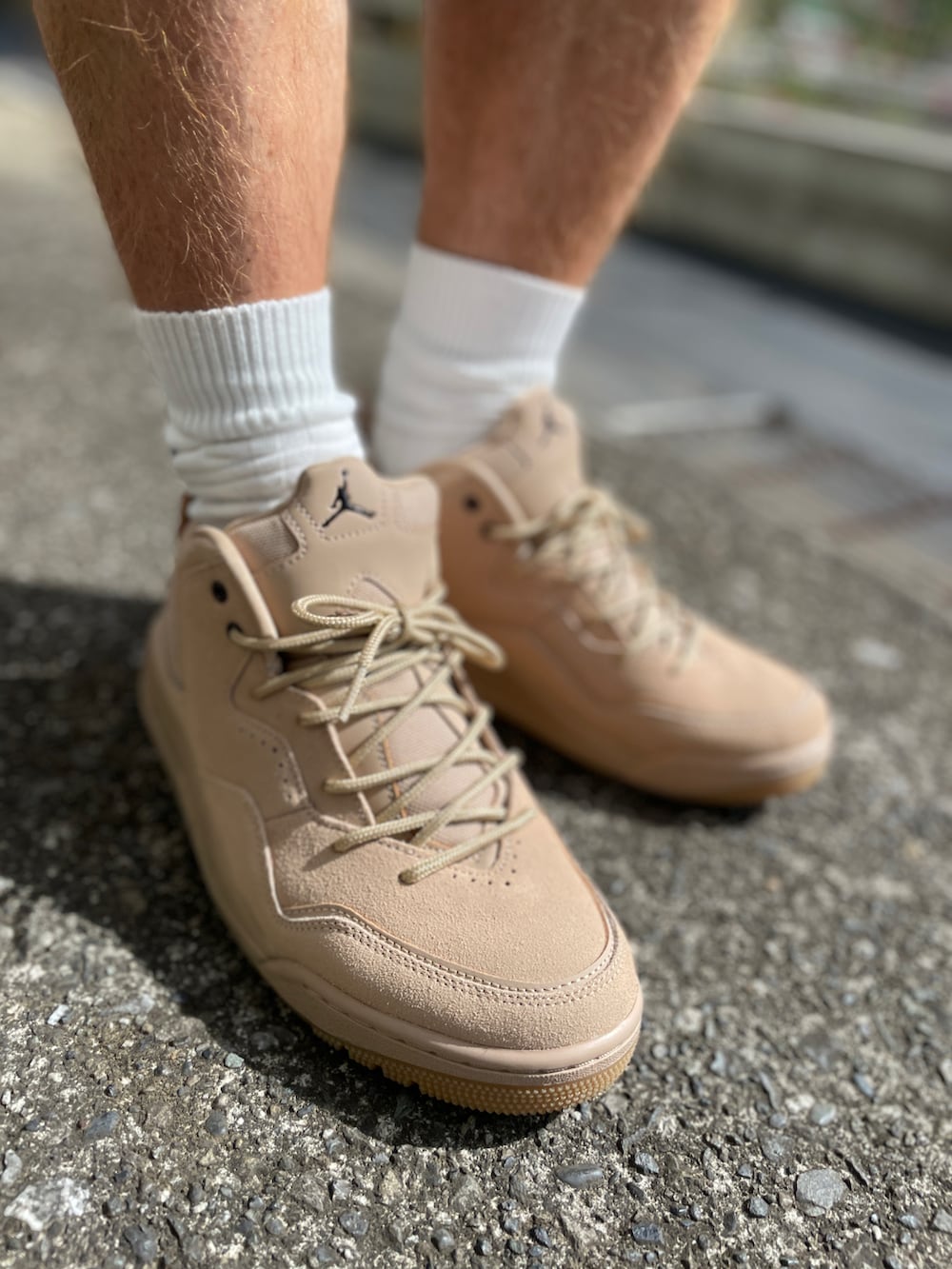 ベージュ系のスニーカー、ブルー系のその他パンツ、グリーン系のTシャツ/カットソーを着用したメンズの夏コーディネートの3枚目の写真