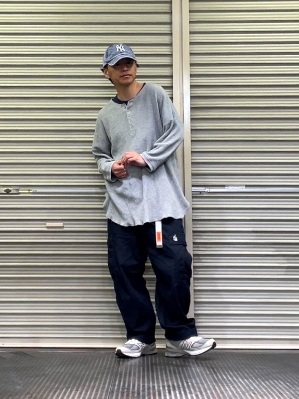 グレー系のスニーカー、ブルー系のカーゴパンツ、グレー系のTシャツ/カットソーを着用したメンズの春コーディネートの4枚目の写真