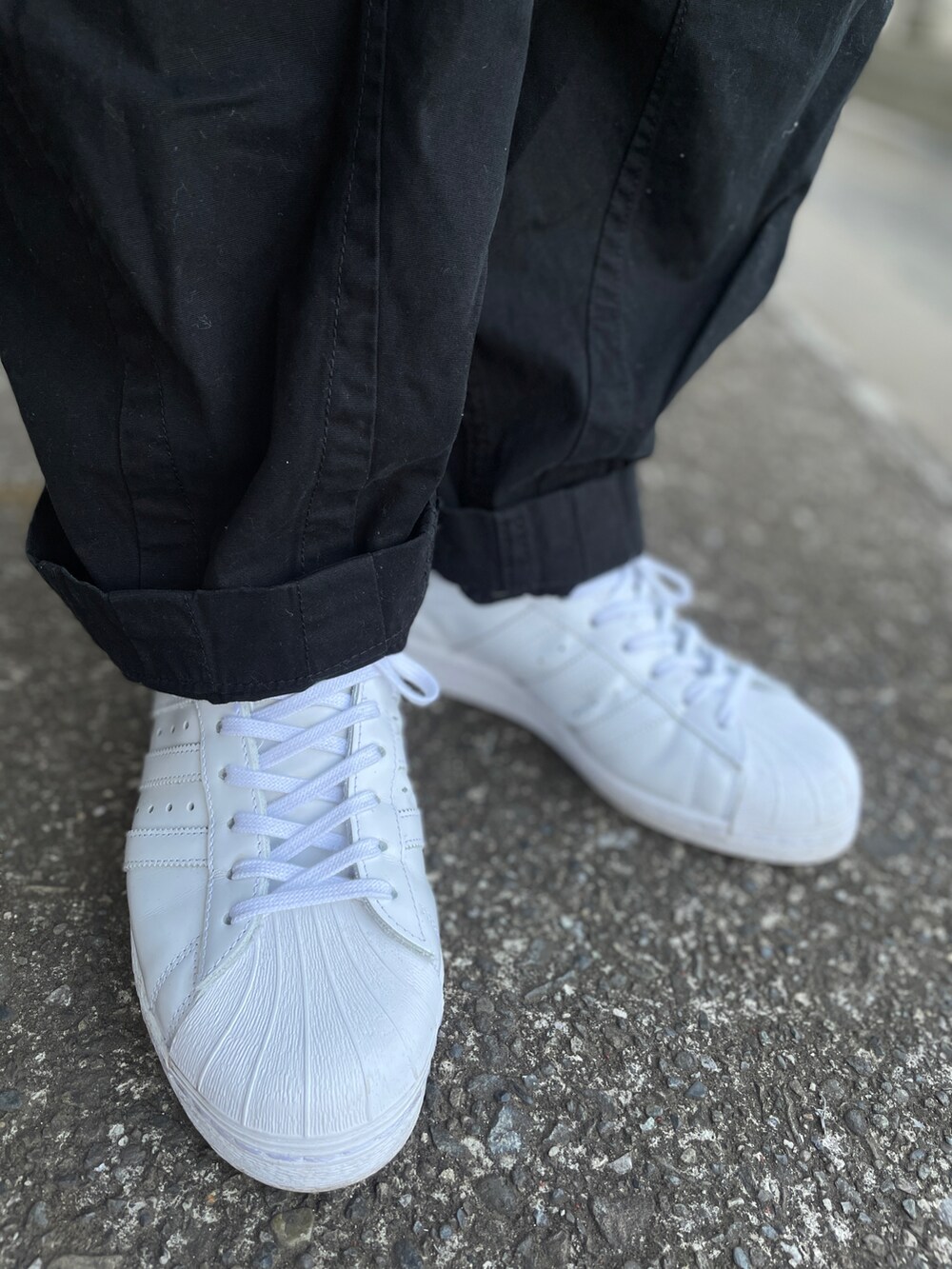 ホワイト系のスニーカー、ブラック系のパンツ、その他のシャツ/ブラウスを着用したメンズの春コーディネートの3枚目の写真