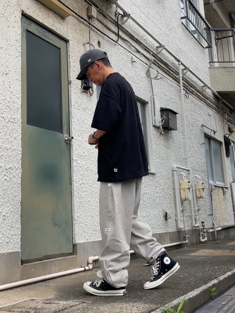 ブラック系のスニーカー、グレー系のその他パンツ、ブルー系のTシャツ/カットソーを着用したメンズの夏コーディネートの2枚目の写真