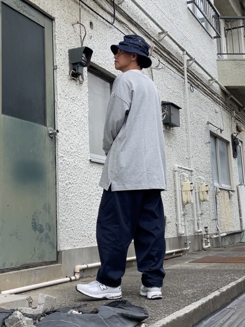 グレー系のスニーカー、ブルー系のその他パンツ、グレー系のTシャツ/カットソーを着用したメンズの秋コーディネートの2枚目の写真