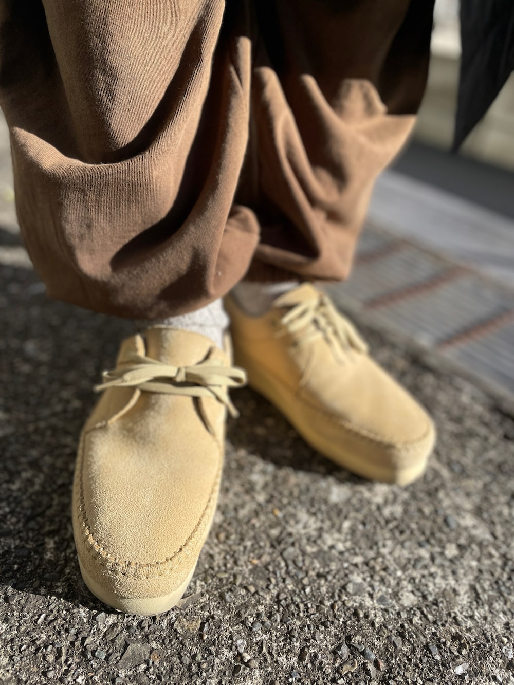 ベージュ系のモカシン/デッキシューズ、ブラウン系のスウェットパンツ、ブラック系のジャケット/アウターを着用したメンズの冬コーディネートの3枚目の写真