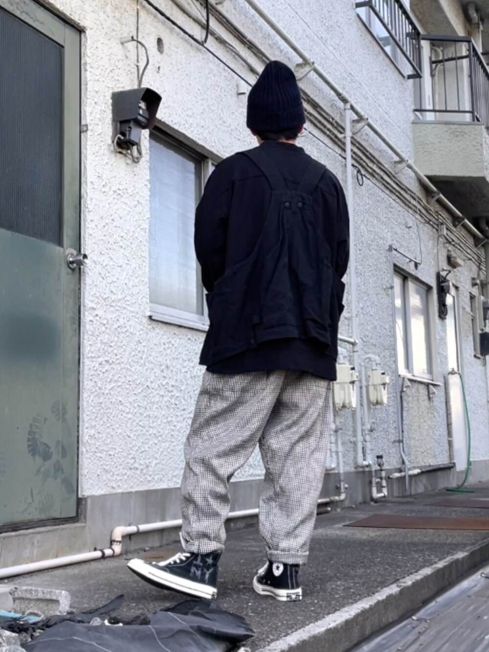 ブラック系のスニーカー、ベージュ系のその他パンツ、ブラック系のシャツ/ブラウスを着用したメンズの冬コーディネートの2枚目の写真