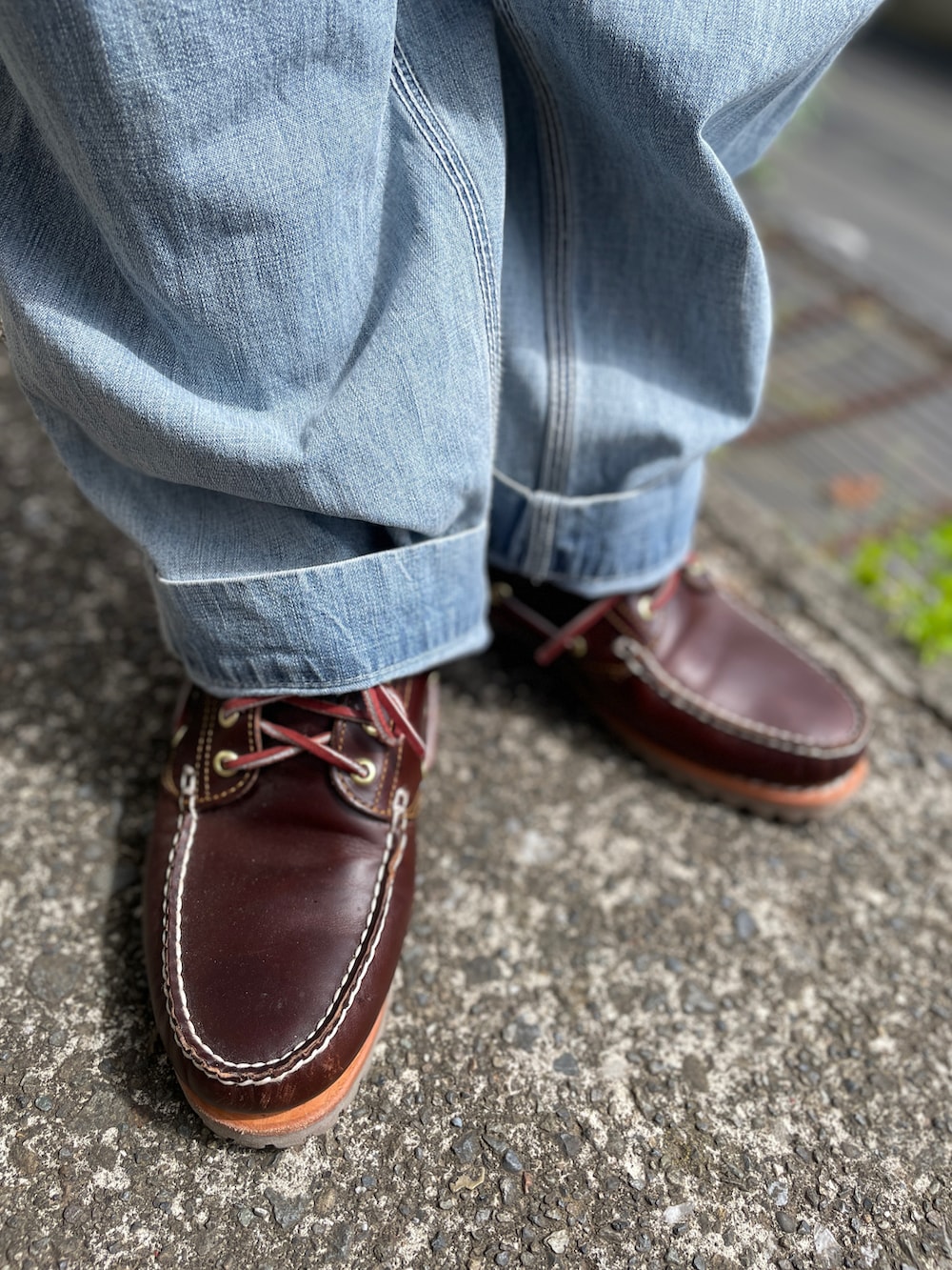 その他のシャツ/ブラウス、ブルー系のデニムパンツ、ブラウン系のモカシン/デッキシューズを着用したメンズの春コーディネートの3枚目の写真