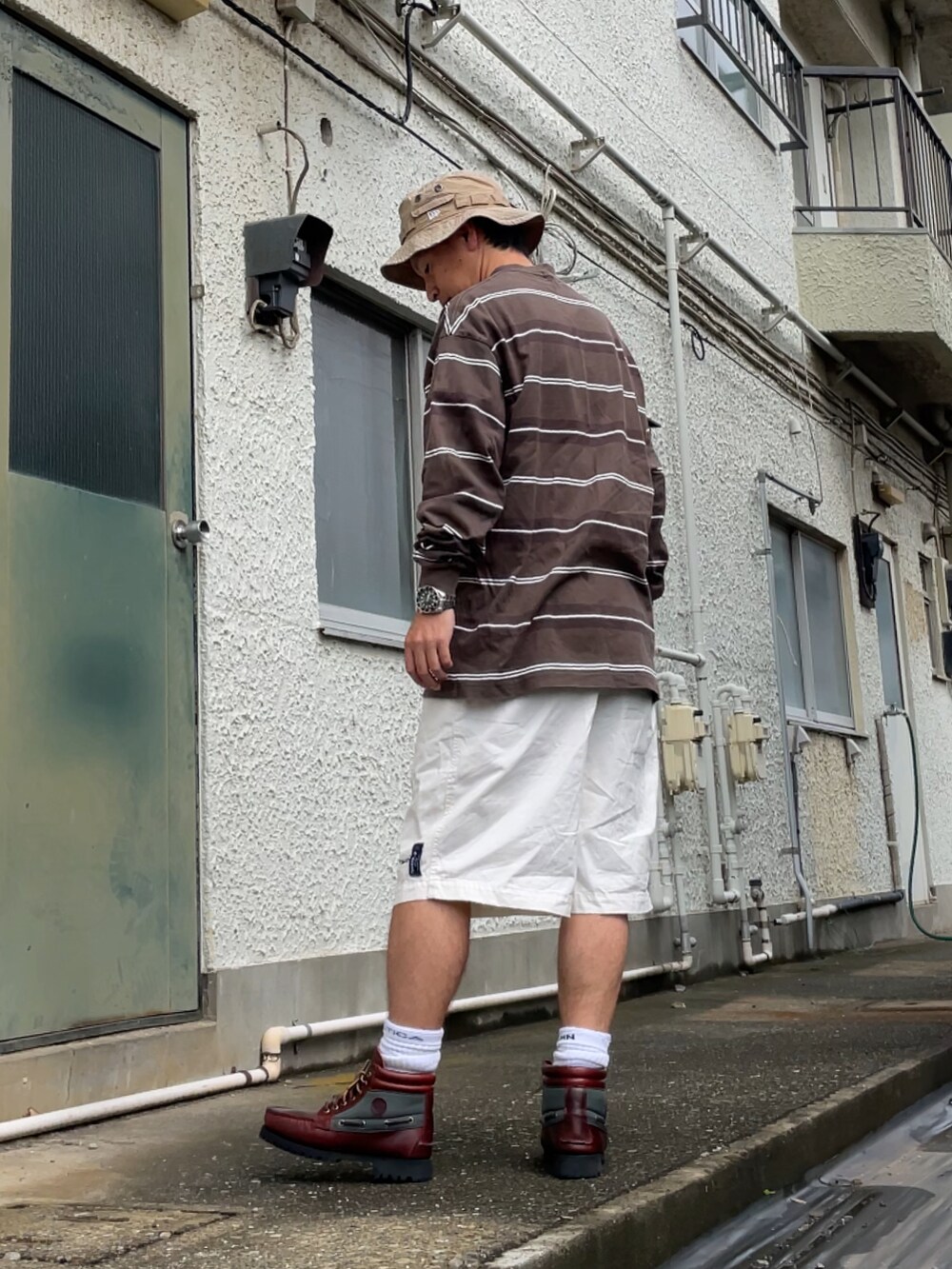 ホワイト系のその他パンツ、グレー系のTシャツ/カットソー、ブラウン系のブーツを着用したメンズの夏コーディネートの2枚目の写真