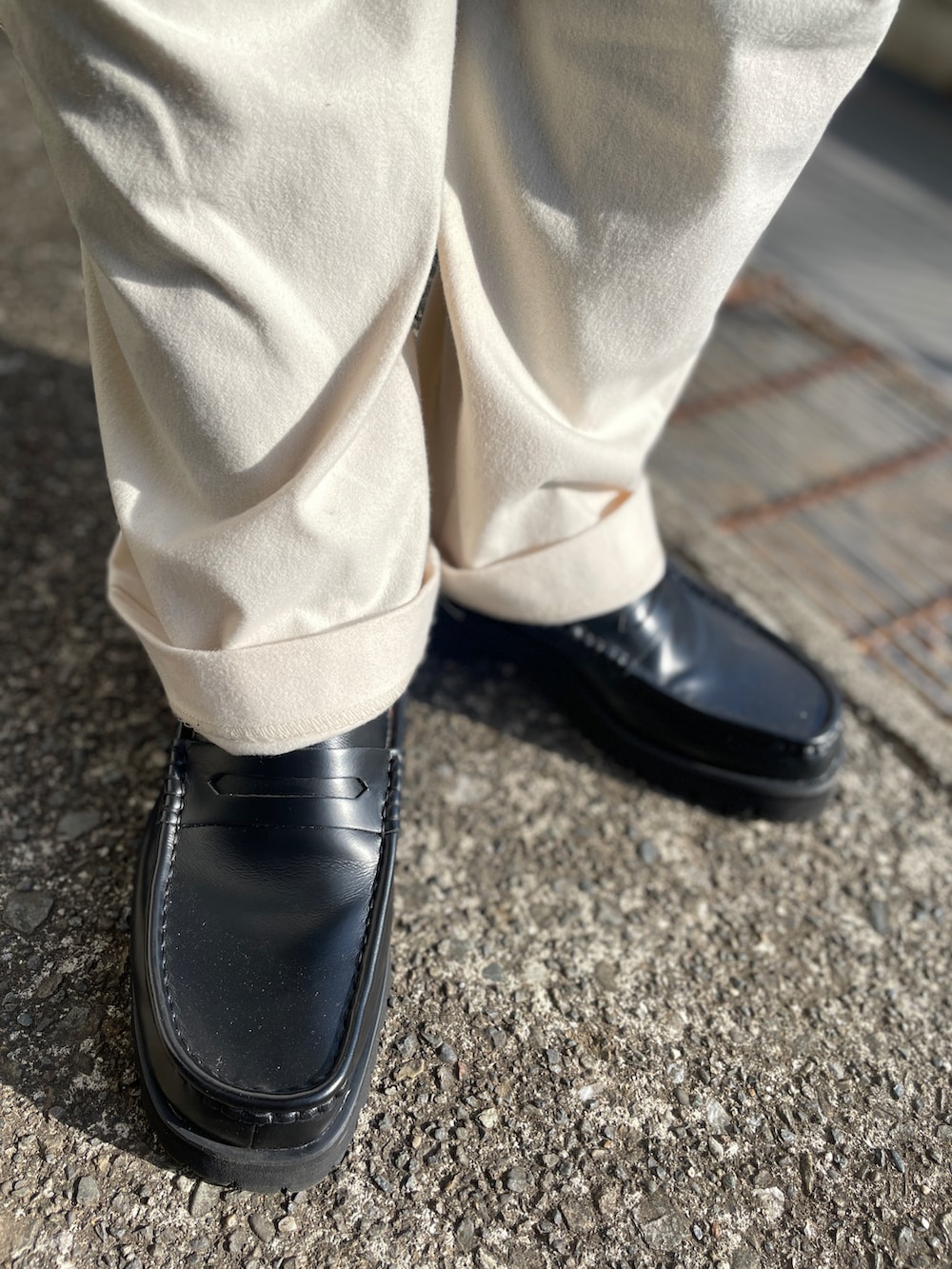 ホワイト系のその他パンツ、ブルー系のポロシャツ、ブラック系のローファーを着用したメンズの春コーディネートの3枚目の写真