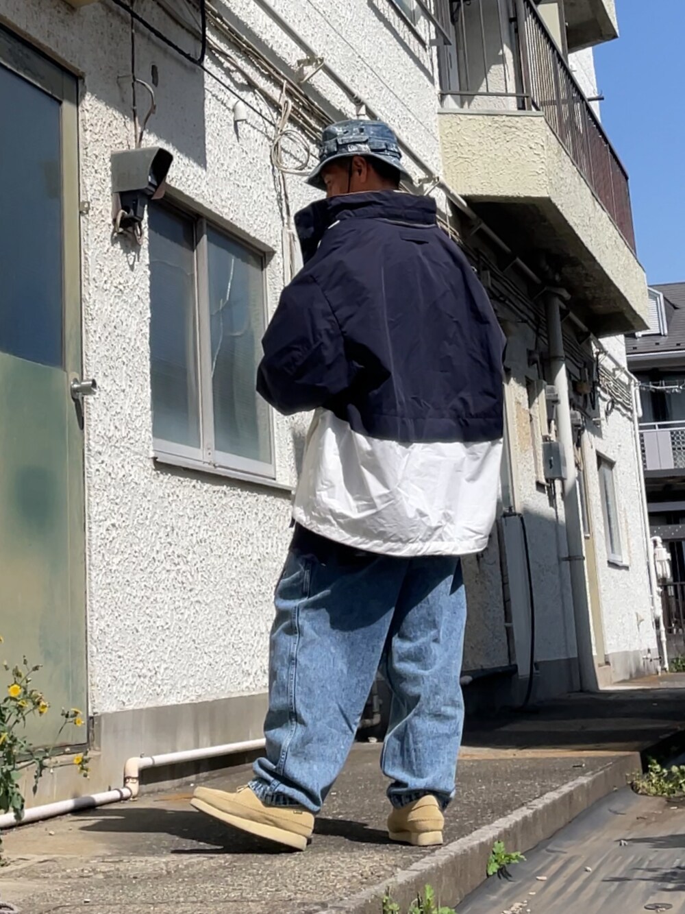 ベージュ系のモカシン/デッキシューズ、ブルー系のデニムパンツ、ブルー系のTシャツ/カットソーを着用したメンズの春コーディネートの2枚目の写真