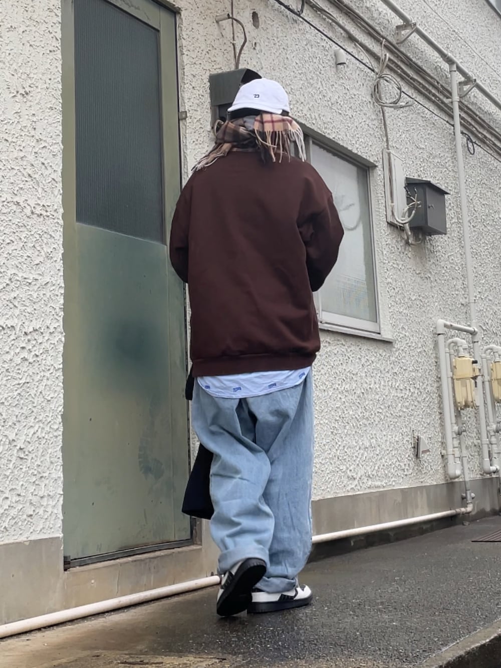 ブルー系のデニムパンツ、ブルー系のシャツ/ブラウス、ブラウン系のスウェットを着用したメンズの春コーディネートの2枚目の写真