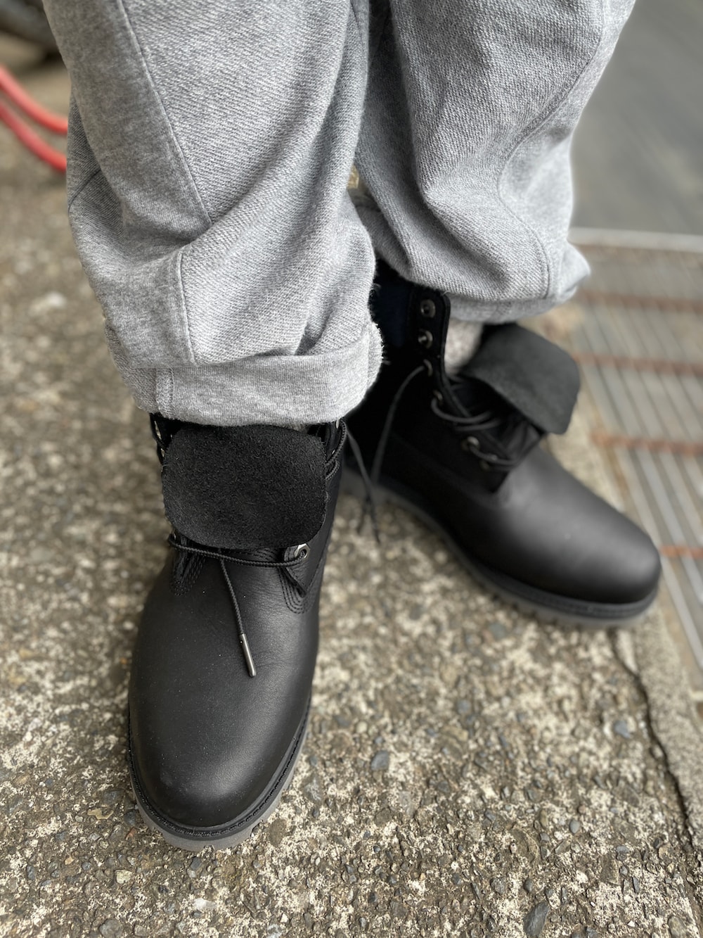 ブルー系のシャツ/ブラウス、ブルー系のネクタイ、ブラック系のブーツを着用したメンズの春コーディネートの3枚目の写真