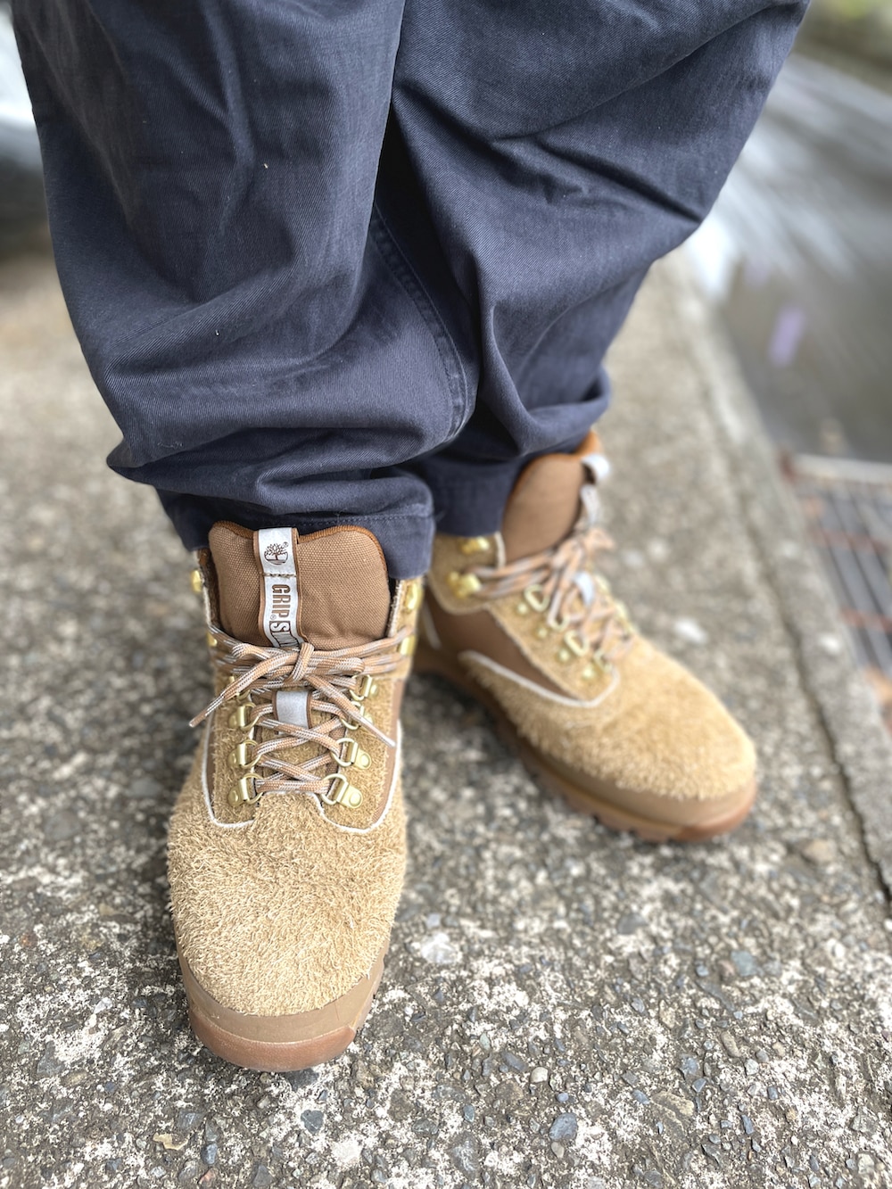 ブラック系のシャツ/ブラウス、グレー系のチノパンツ、ベージュ系のブーツを着用したメンズの夏コーディネートの3枚目の写真