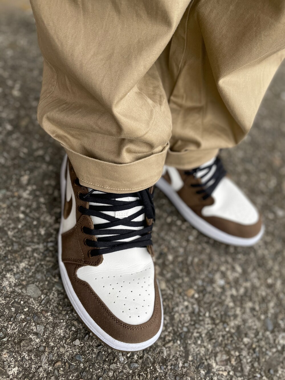 ブラウン系のスニーカー、ベージュ系のその他パンツ、ブラック系のTシャツ/カットソーを着用したメンズの秋コーディネートの3枚目の写真